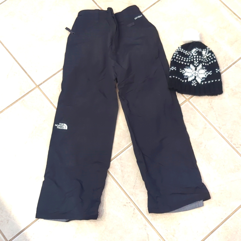 Girls medium size 10 The North Face black snow pants , winter hat